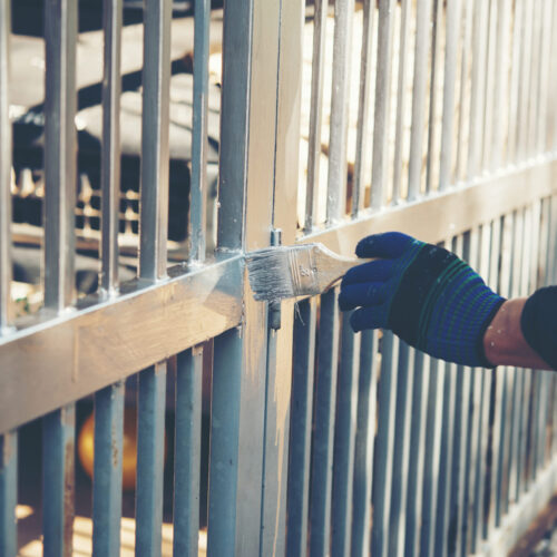 Które ogrodzenia konserwować na jesień