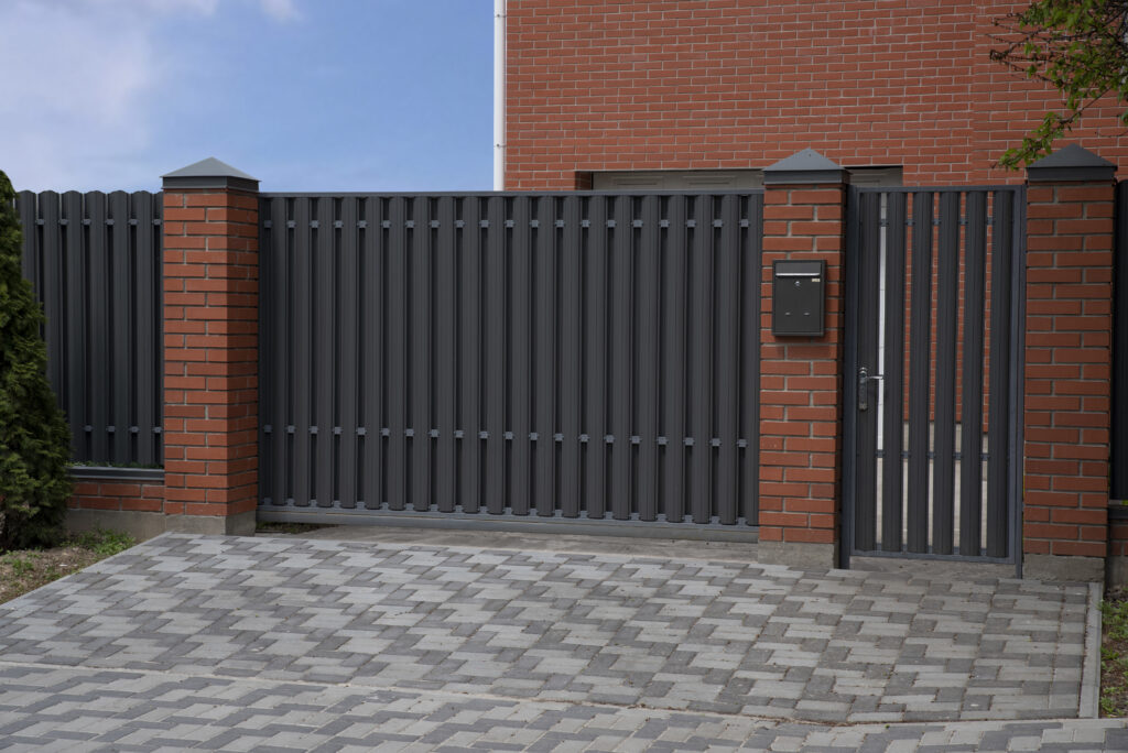 Jak wybrać bramę i furtkę