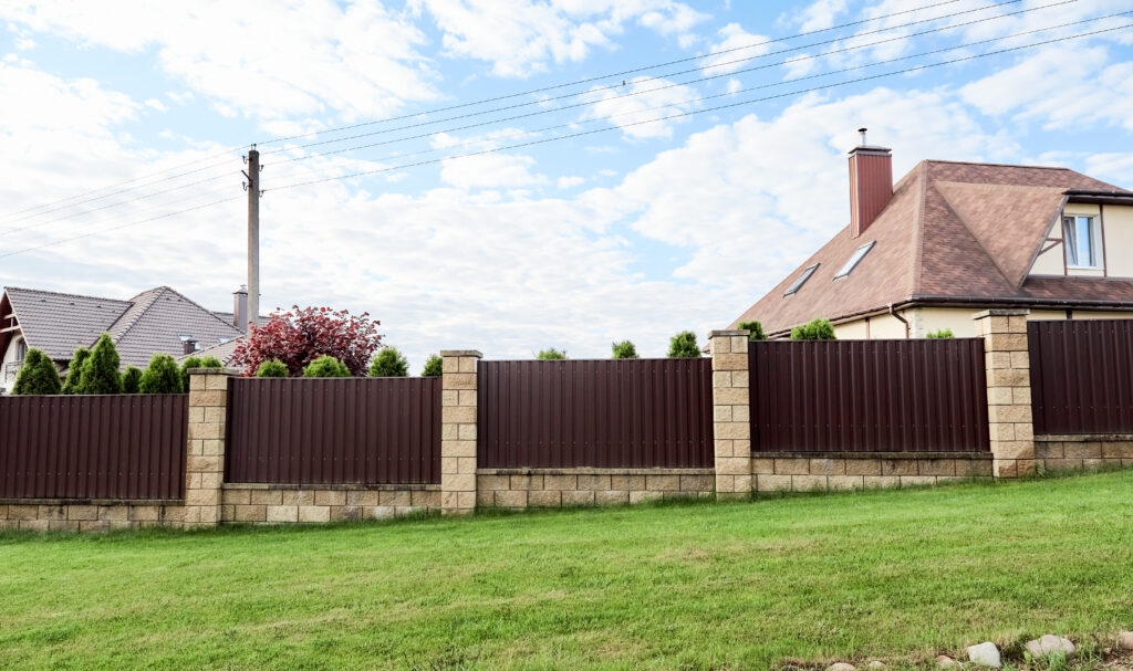 Nowe ogrodzenie na starym fundamencie