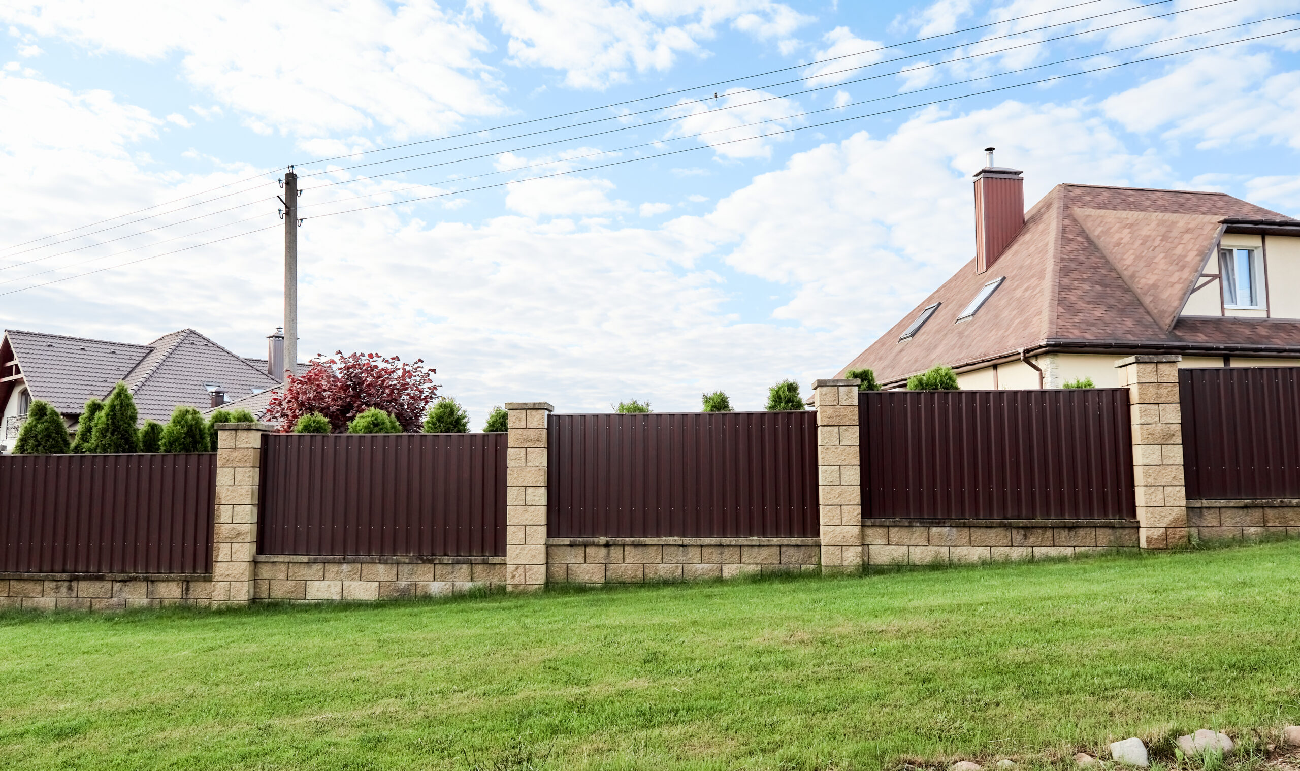 Nowe ogrodzenie na starym fundamencie