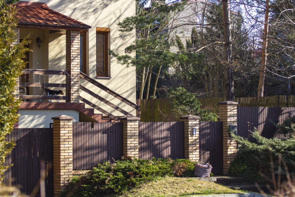 Jak montuje się ogrodzenie palisadowe