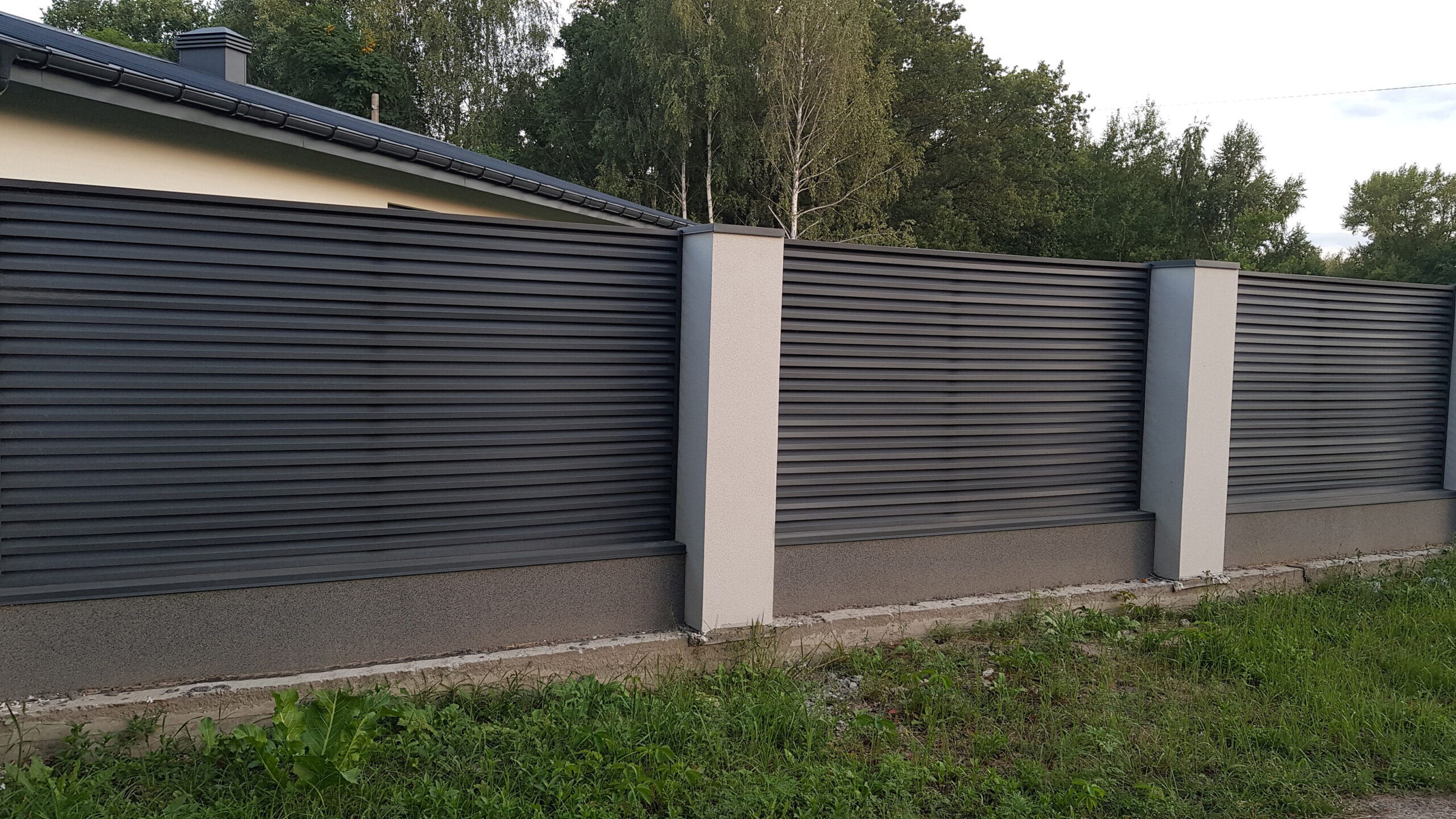 Ogrodzenie palisadowe w kolorze