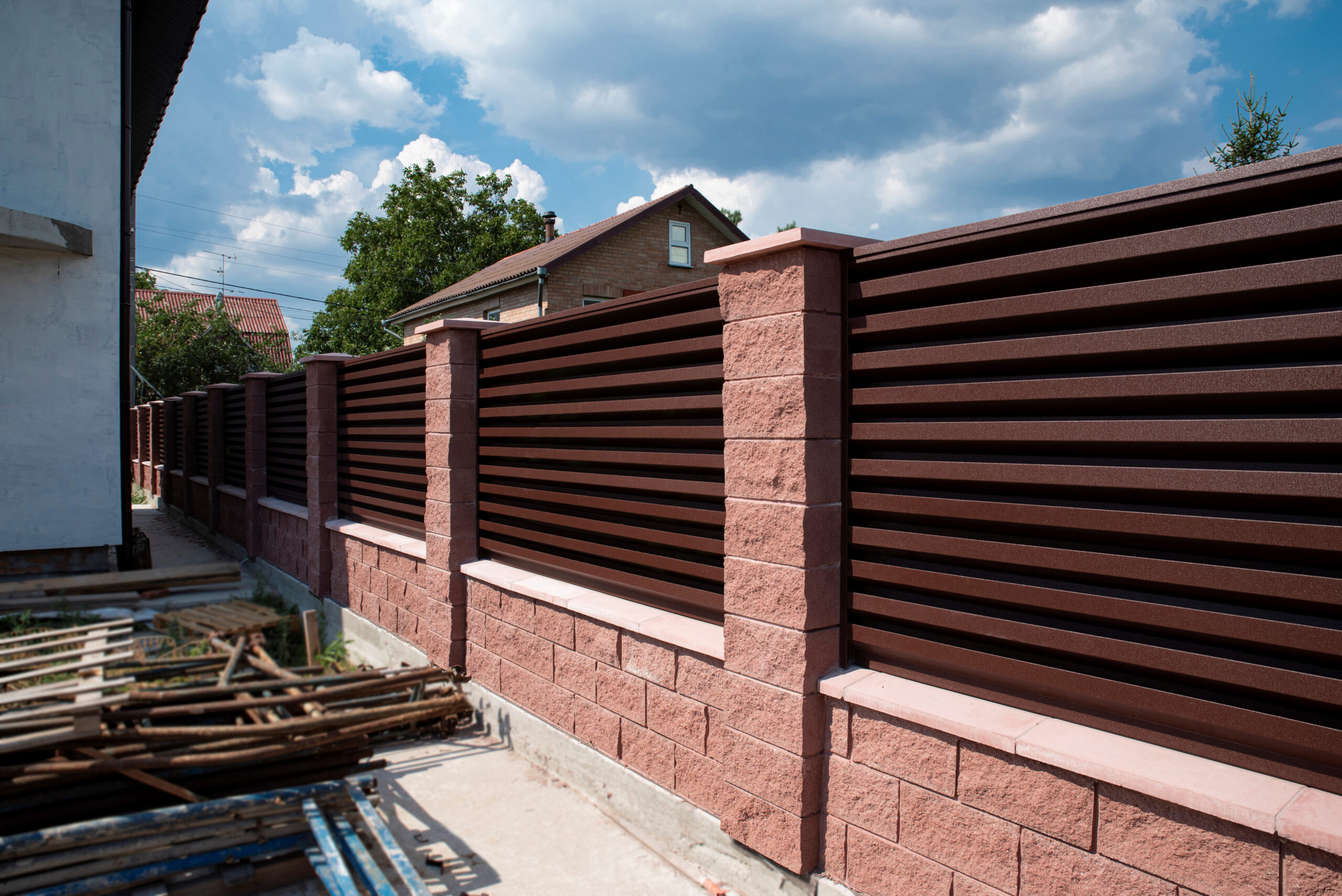 Jak pogoda wpływa na prace montażowe