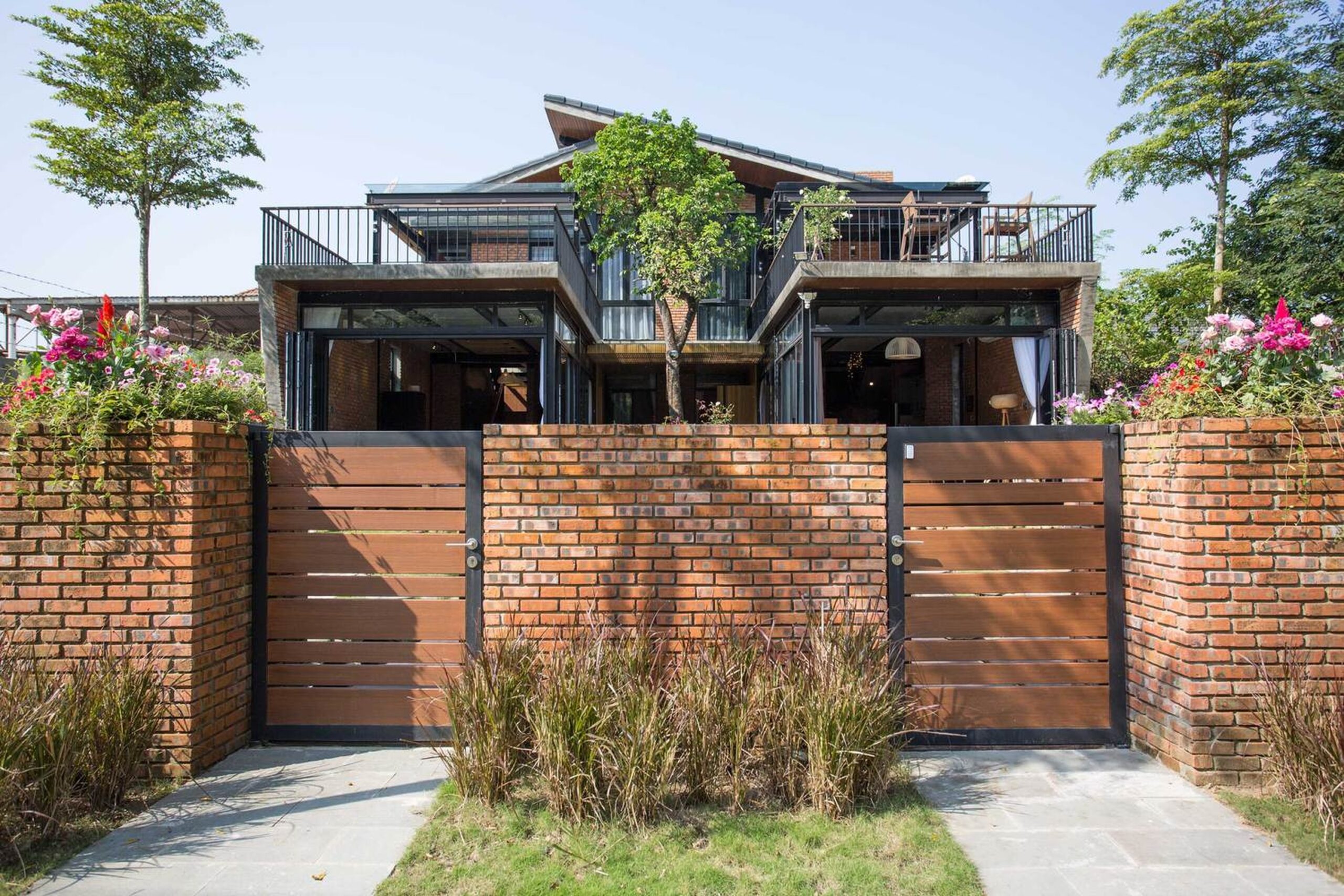 Jaki rodzaj ogrodzenia wybrać do dużej powierzchni?