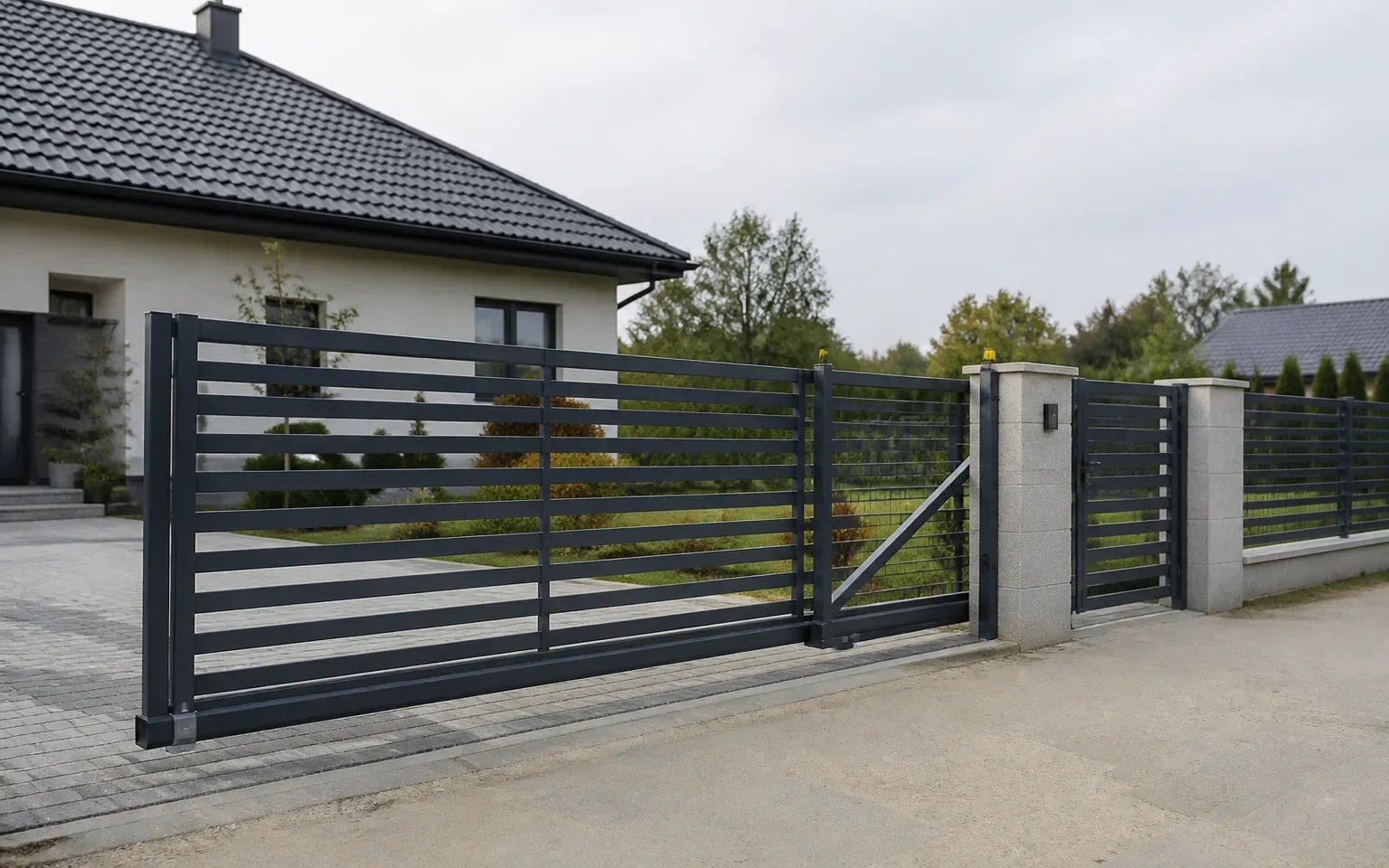 Ile kosztuje brama wjazdowa? Sprawdź, co naprawdę wpływa na cenę