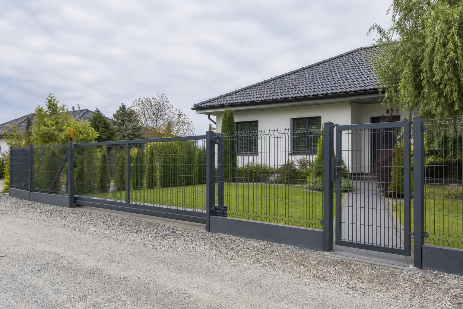 Kompletne ogrodzenie panelowe 3D z bramą przesuwną i furtką przy domu w województwie łódzkim