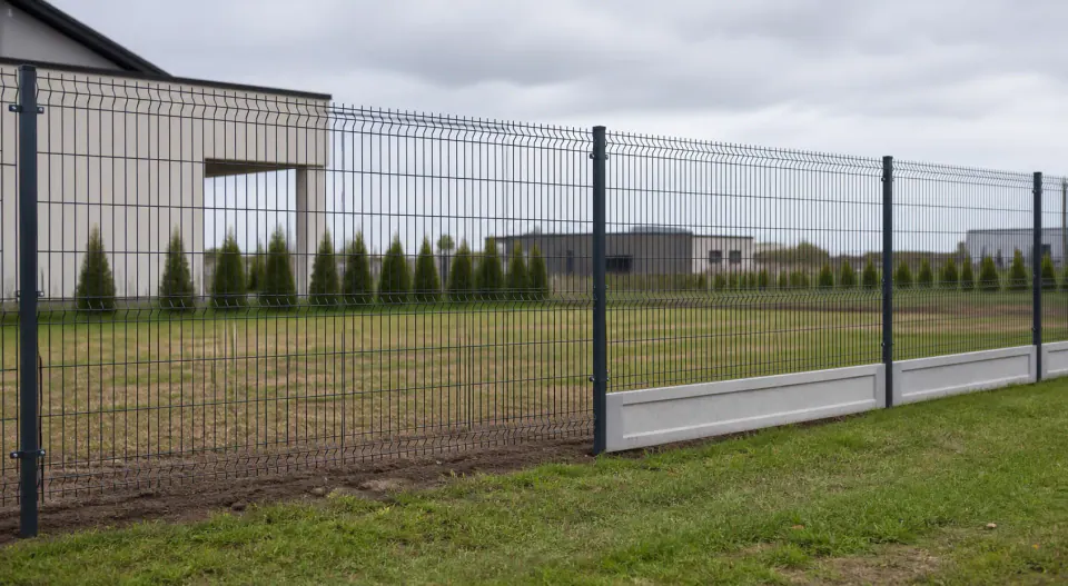 Porównanie panelu 3D z podmurówką prefabrykowaną i bez niej