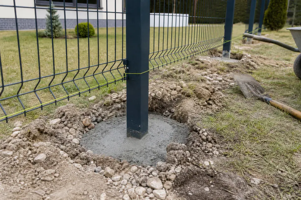 Punktowy fundament słupka ogrodzenia panelowego podczas montażu