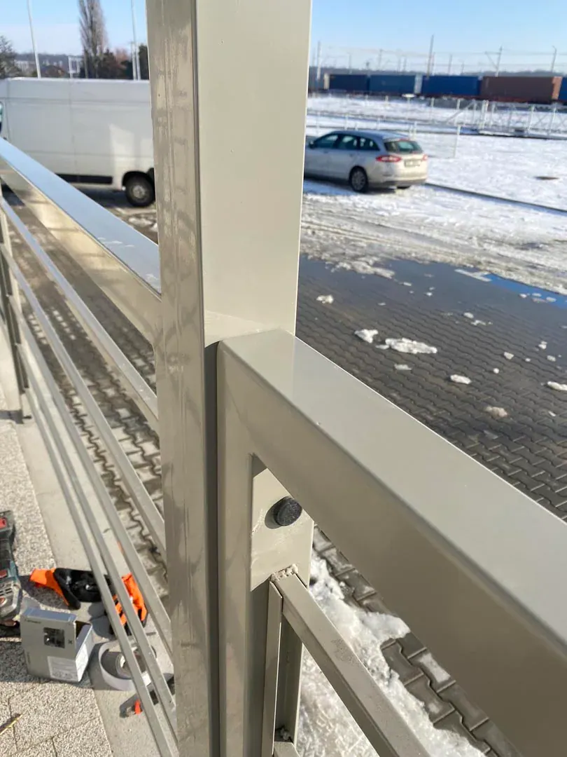 Zbliżenie metalowych elementów balustrady z poziomym wypełnieniem