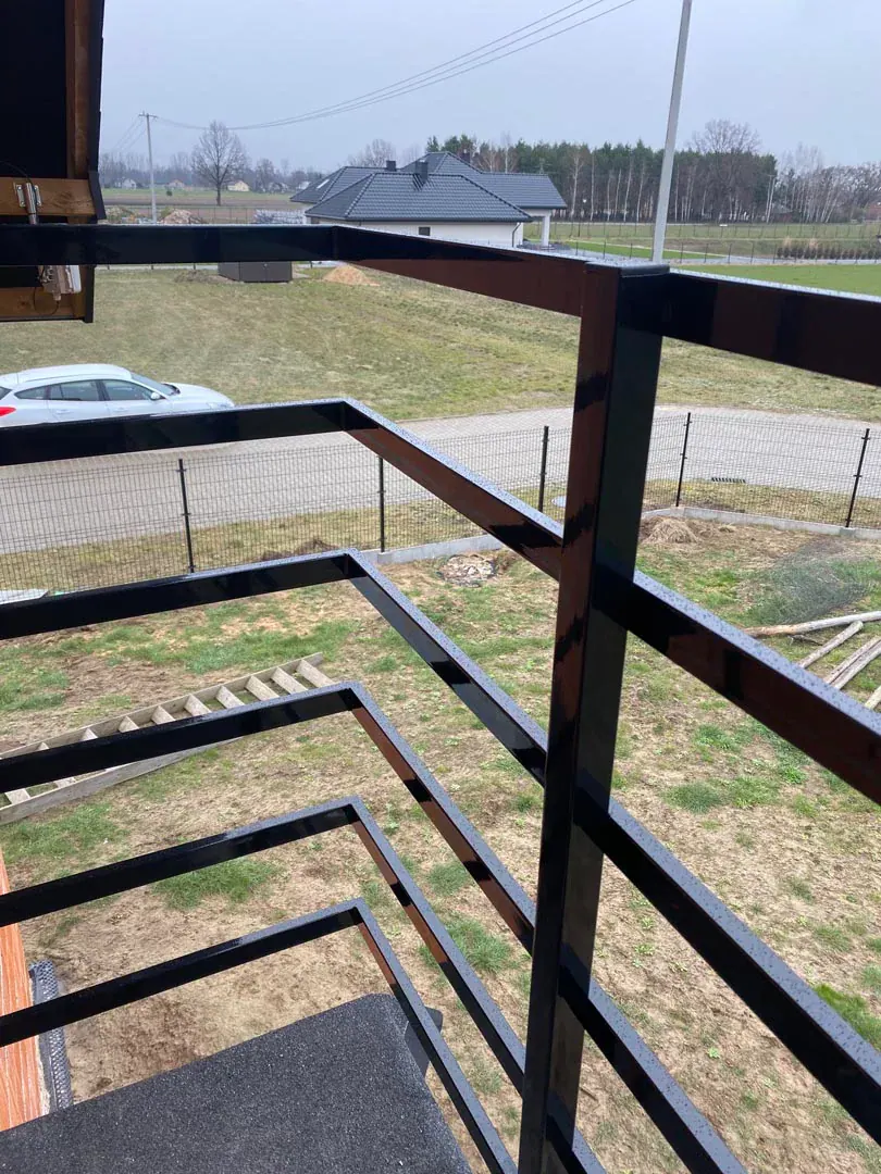 Metalowa balustrada balkonu z widocznym narożnym połączeniem