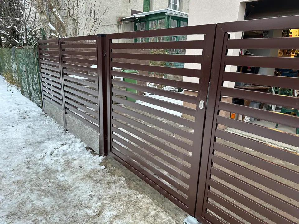 Poziome metalowe przęsła palisadowe w brązowym kolorze