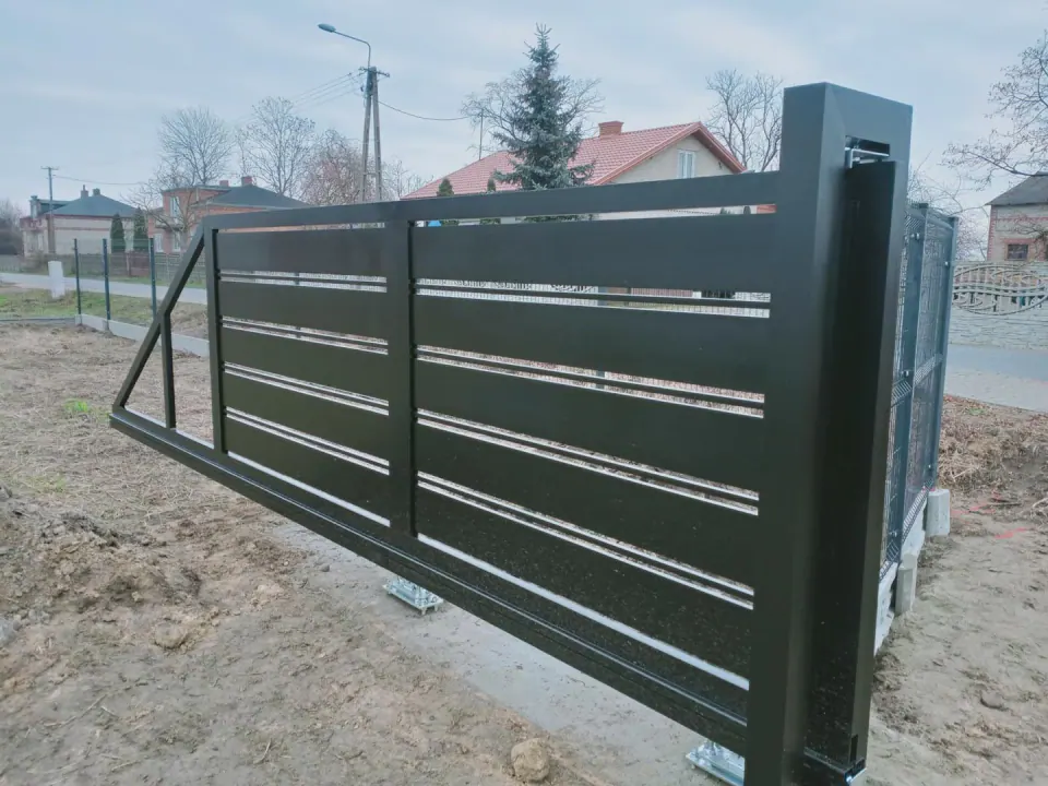 Samonośna brama przesuwna z poziomym wypełnieniem i częścią przeciwwagową