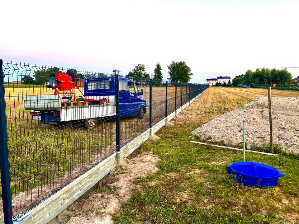 Ogrodzenie panelowe z podmurówką prowadzone wzdłuż przygotowywanego terenu