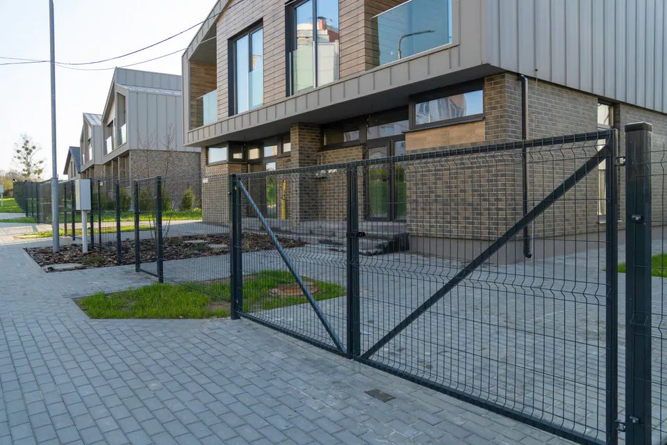 Ogrodzenie z paneli – szybkie, estetyczne i przystępne rozwiązanie dla każdego
