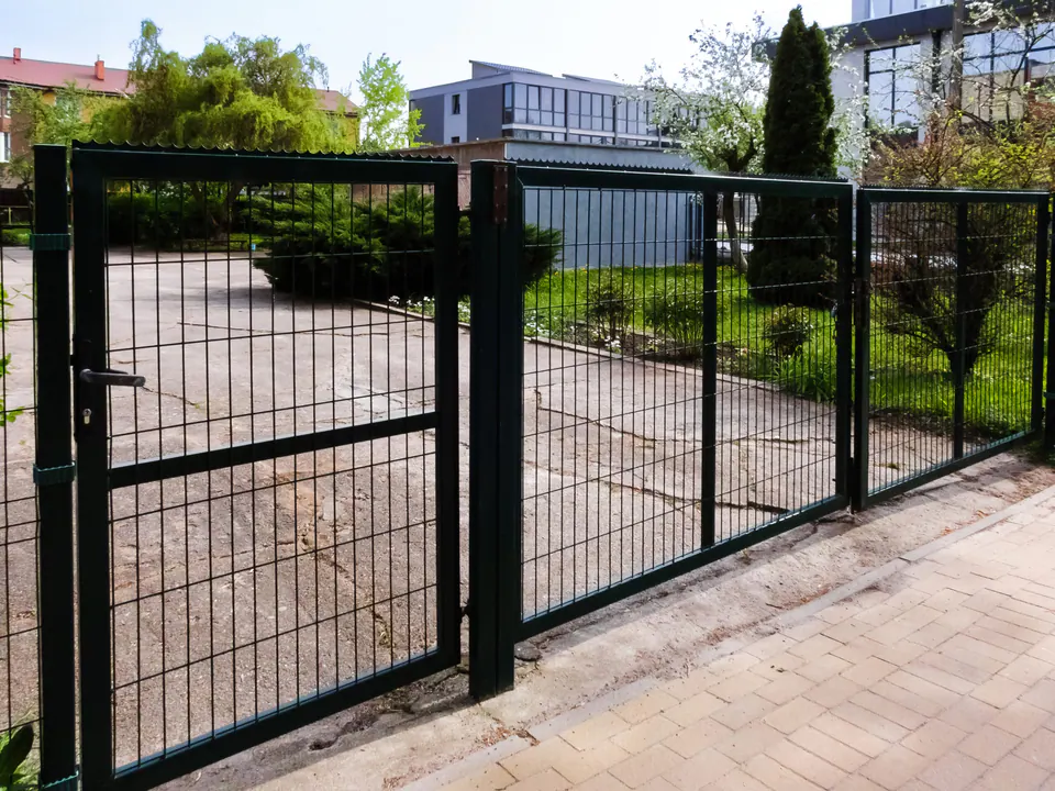 Czy ogrodzenie panelowe jest trwałe?